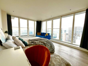Luxury Stay with Stunning Views in Prime Location - Perfect for Business or Leisure